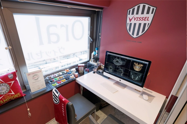 丁寧に説明する歯科医師