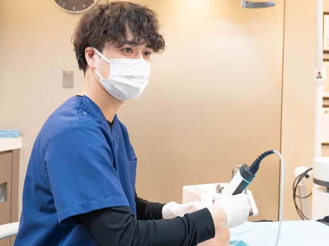 口腔内スキャナで歯の型取りをする歯科医師