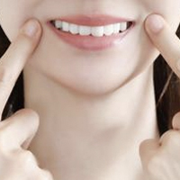 女性の口元のイメージ