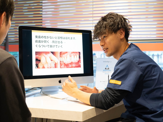 矯正についてヒアリングする歯科医師